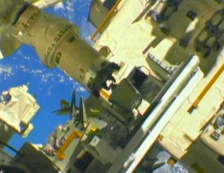 Illustration for article titled Dextre Installs a New Camera on the Canadarm, Poses for a Selfie